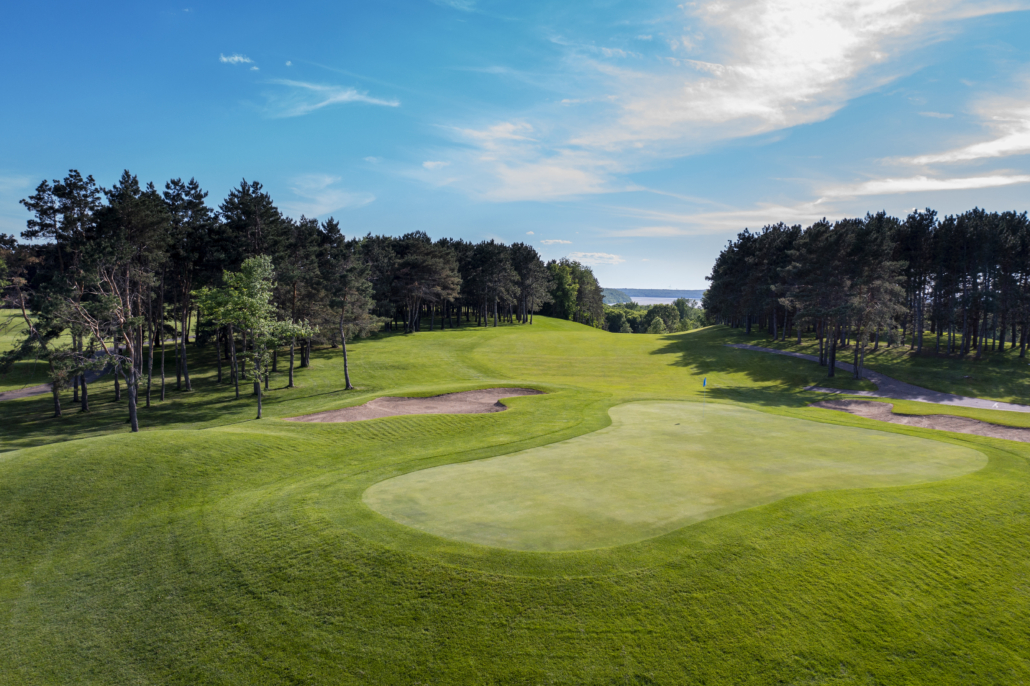 Golf green with sand bunker and trees – best public golf courses in twin cities